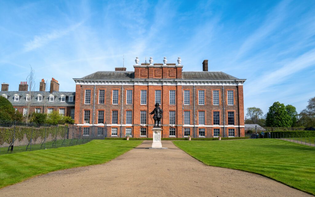 Kensington Palace, Hyde Park. The official London residence of the Duke and Duchess of Cambridge, William and Kate, and owned by the Queen. - Crypto-Globe.com 10 nejdražších domů na světě, TOP 10
