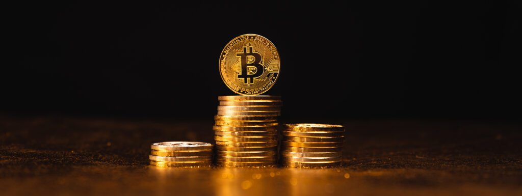 Cryptocurrency Growth Over Stacked Gold Bitcoin Coins - Crypto-Globe.com 2025, bitcoin, Φάλαινες