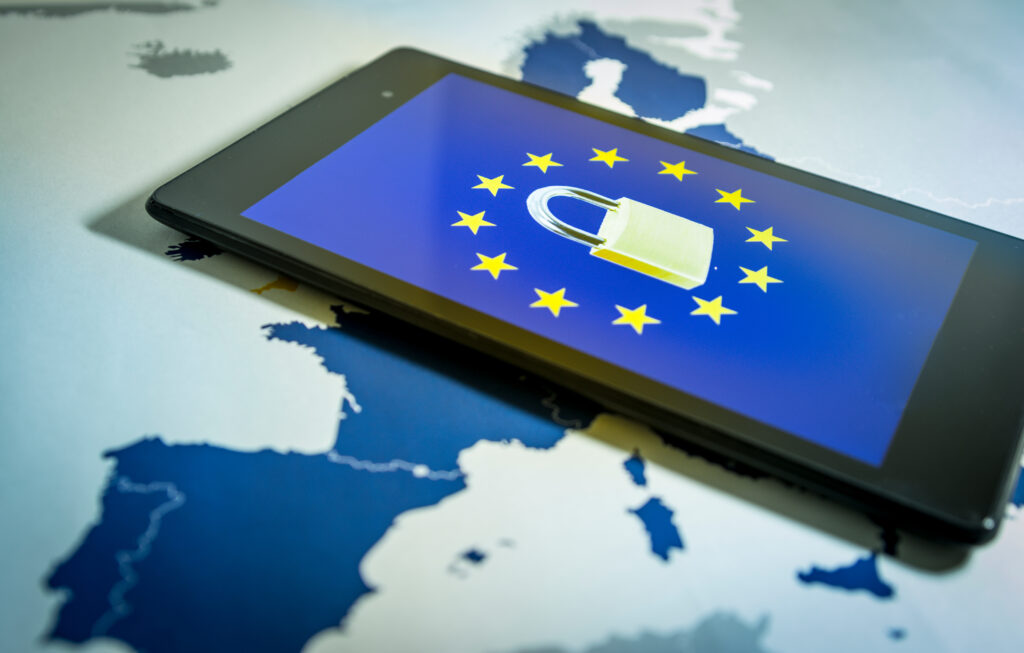 Padlock and EU flag inside a smartphone and EU map GDPR metaphor - Crypto-Globe.com EU: regulace MiCA 2